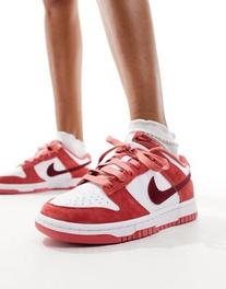 Nike Dunk SE low trainers in off white and pink red mix v akcii za 119,99€ v asos
