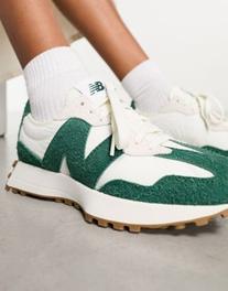 New Balance 327 trainers in white and green - exclusive to ASOS v akcii za 77€ v asos