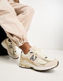 New Balance 2002 sneakers in tan - exclusive to ASOS - TAN v akcii za 112€ v asos