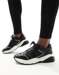 Simply Be Wide Fit running trainers in black v akcii za 17,5€ v asos