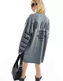 Weekend Collective oversized long sleeve t-shirt dress with back logo in charcoal wash v akcii za 24€ v asos