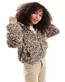 Bershka hooded faux fur jacket in leopard print v akcii za 39,99€ v asos