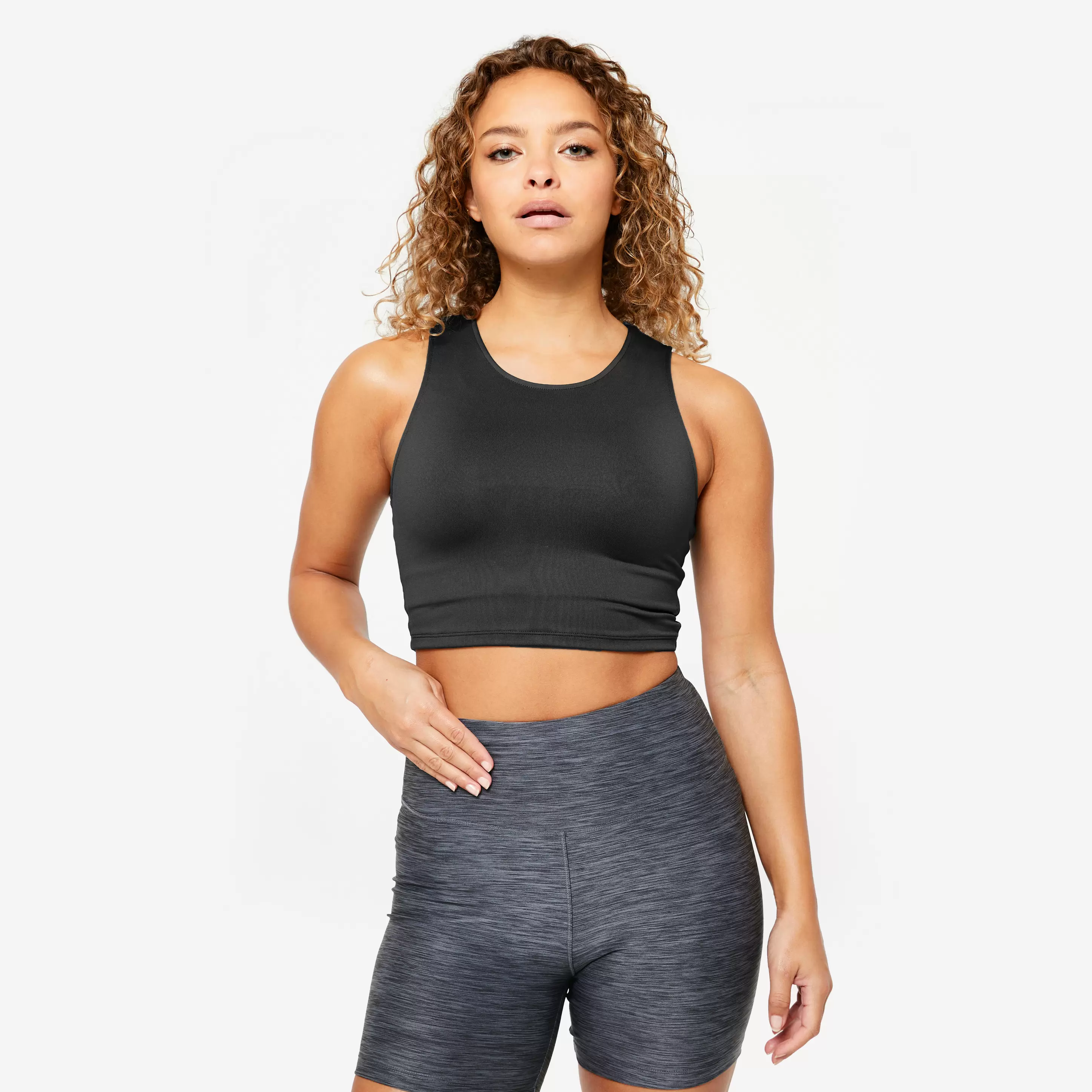 Dámsky crop top na kardio fitnes čierny v akcii za 7€ v Decathlon