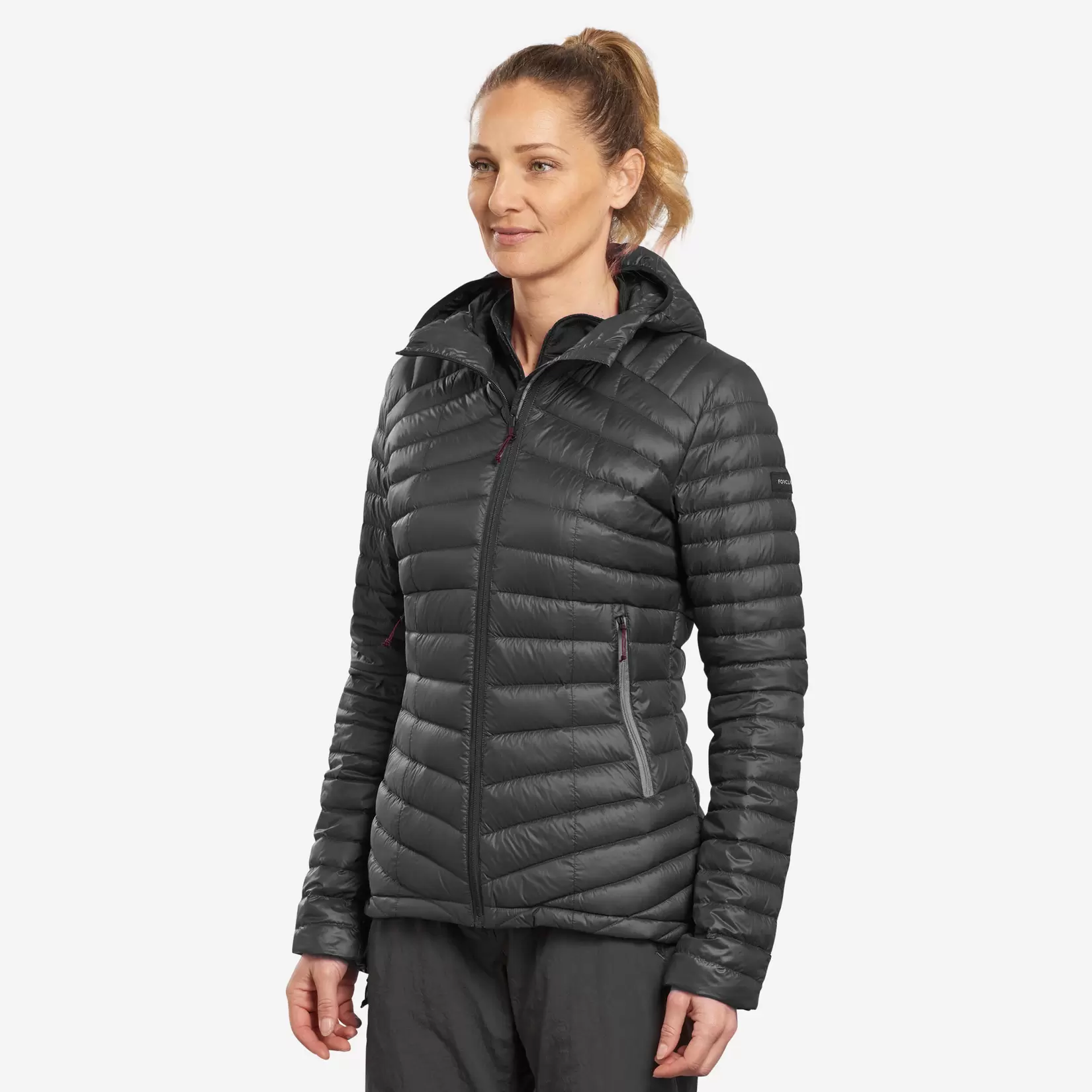 Dámska páperová bunda MT100 na horský treking s kapucňou do -5 °C v akcii za 65€ v Decathlon