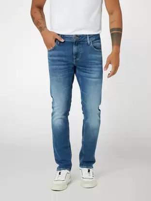 Miami skinny denim pant v akcii za 99€ v Guess