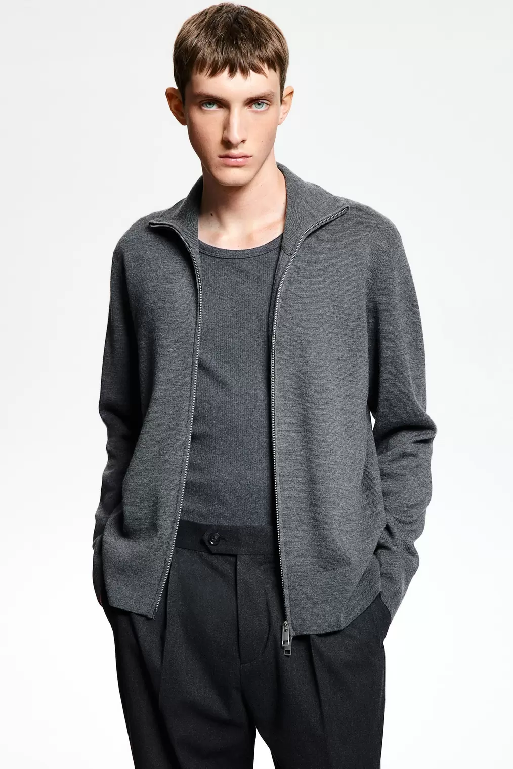 Sveter so zapínaním na zips v akcii za 34,99€ v H&M