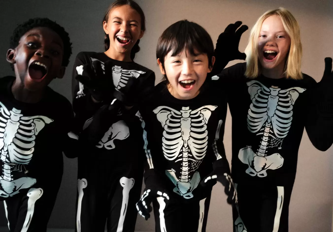 Glow in the dark skeleton pyjama v akcii za 19,99€ v Mango