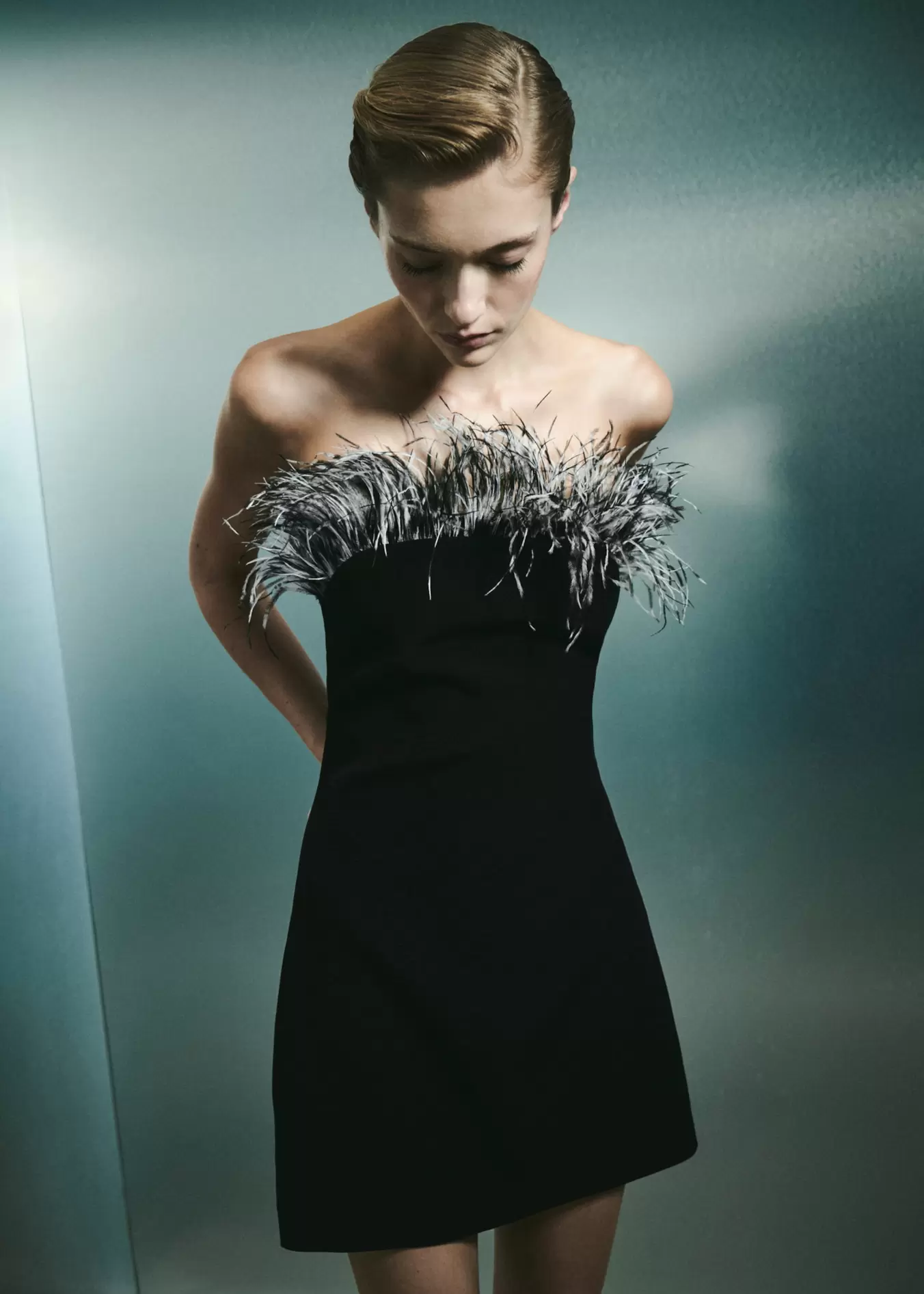 Strapless dress with feather detail v akcii za 99,99€ v Mango