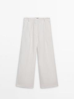 Nohavice v širokom strihu so záševkami v akcii za 89,95€ v Massimo Dutti