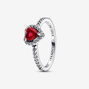 Prsteň, šterlingové striebro, kubický zirkón. Červený prsteň s vyvýšeným srdiečkom v akcii za 79€ v Pandora