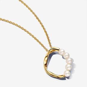 Náhrdelník s príveskom s prírodne tvarovaným kruhom a opracovanými sladkovodnými kultivovanými perlami v akcii za 189€ v Pandora